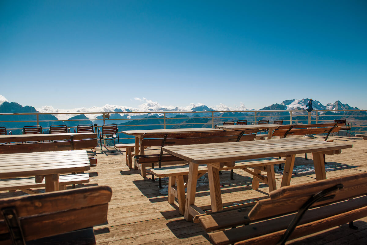 Die Terrasse der Lagazuoi Hütte am Lagazuoi